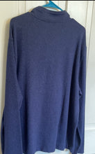 Load image into Gallery viewer, Van Heusen Never Tuck Pullover Size XL
