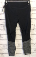 Load image into Gallery viewer, Under Armour Ankle Crop Activewear Leggings Size Large
